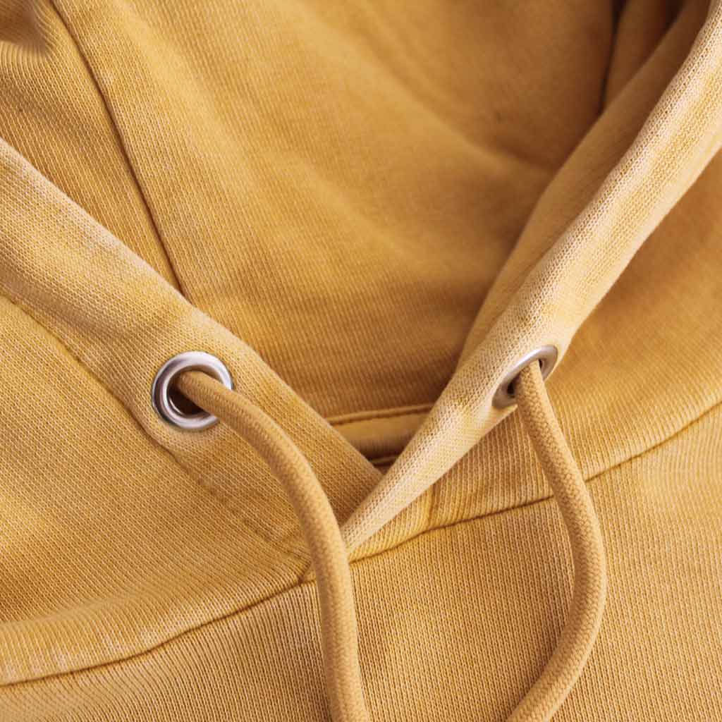 Defeua® ANTITHESIS felpa con cappuccio ocra tinto in capo con effetto vintage (dettaglio)