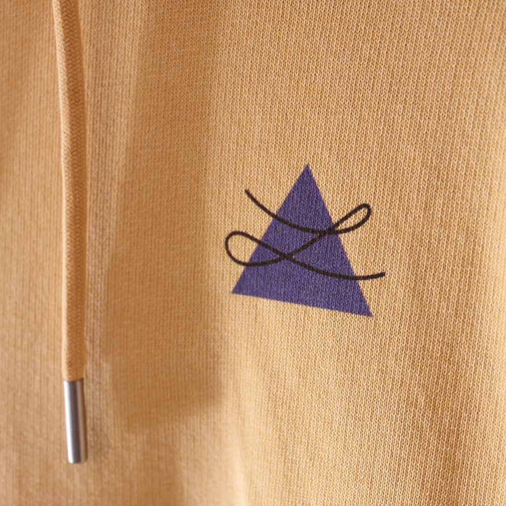 Defeua® ANTITHESIS hoodie dettaglio fronte - felpa con cappuccio generazione Zeta ocra tinto in capo con effetto vintage