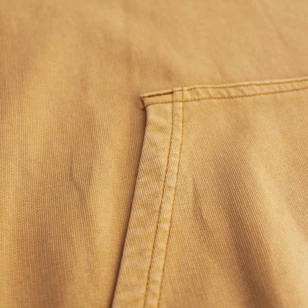 Defeua® ANTITHESIS felpa con cappuccio, 100% cotone biologico colore ocra tinto in capo con effetto vintage (dettaglio tasca)