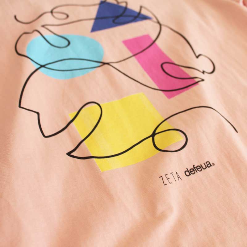 Defeua® dettaglio tshirt ANTITHESIS, la maglietta della generazione Zeta in colore pesca