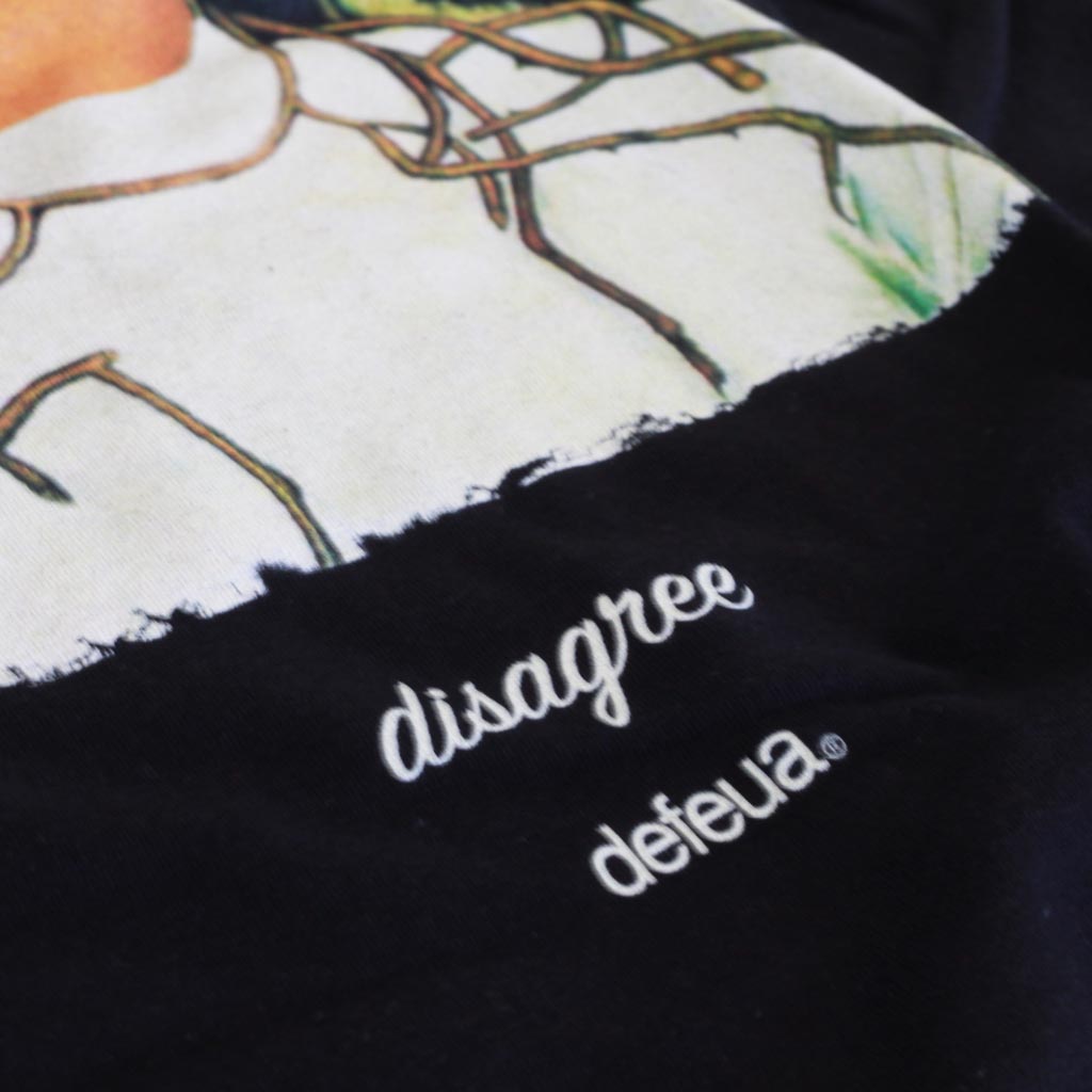Defeua® DISAGREE t-shirt nera Frida Kahlo, dettaglio scritta e stampa