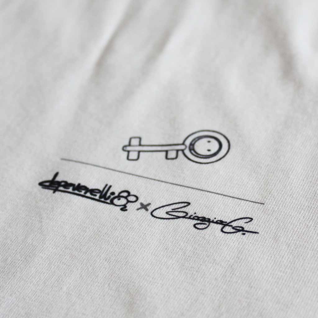 Dettaglio grafica frontale t-shirt DOORS Generazione Zeta con l'icona della chiave e le firme dei designers