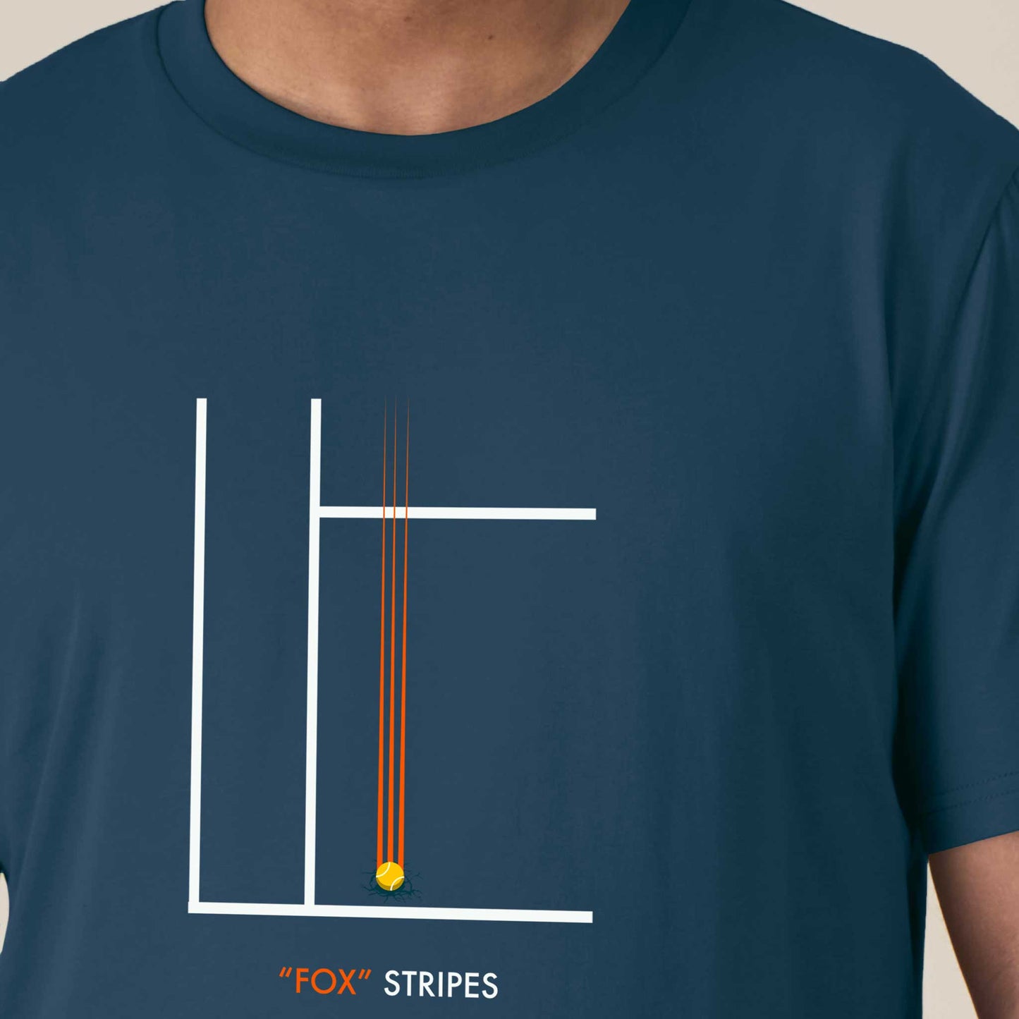 Defeua® FOX STRIPES, dettaglio maglietta con le strisce sul tennis dedicate a Jannik Sinner - modello