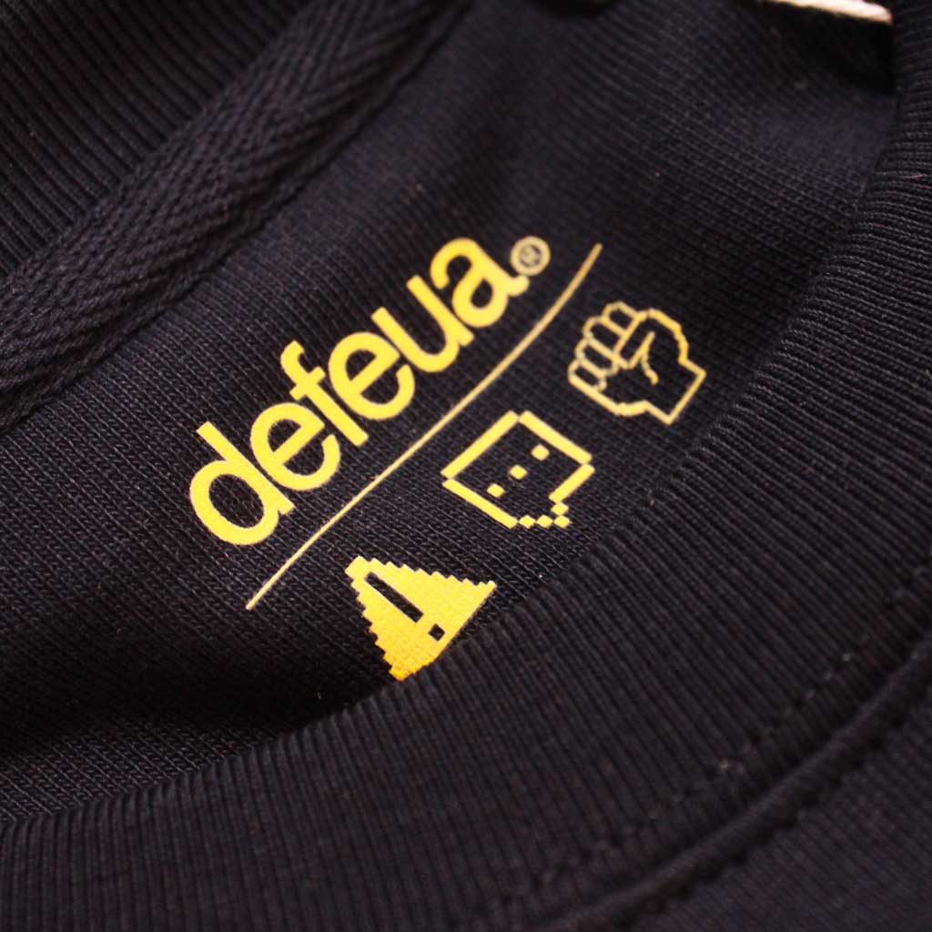 Defeua® FREE FALL la felpa sostenibile sul pericolo di una caduta libera della libertà d'espressione sui social - Dettaglio collo