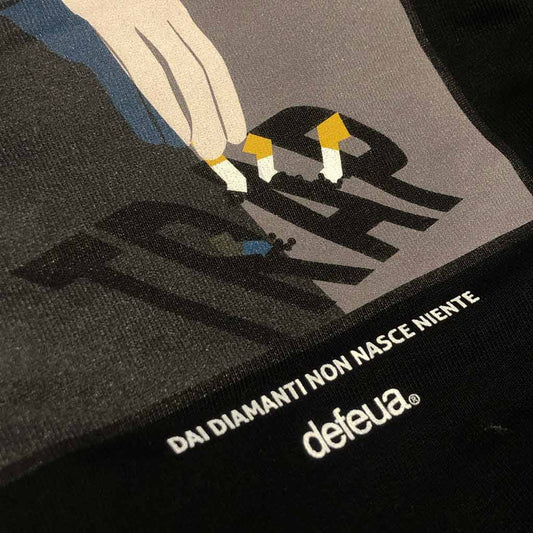 Defeua IT'S A TRAP, la felpa girocollo in cotone biologico tra De André e la trap - dettaglio grafica
