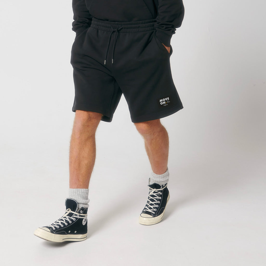 Defeua® MOVE ON pantaloncino short unisex da jogging organic nero indossato