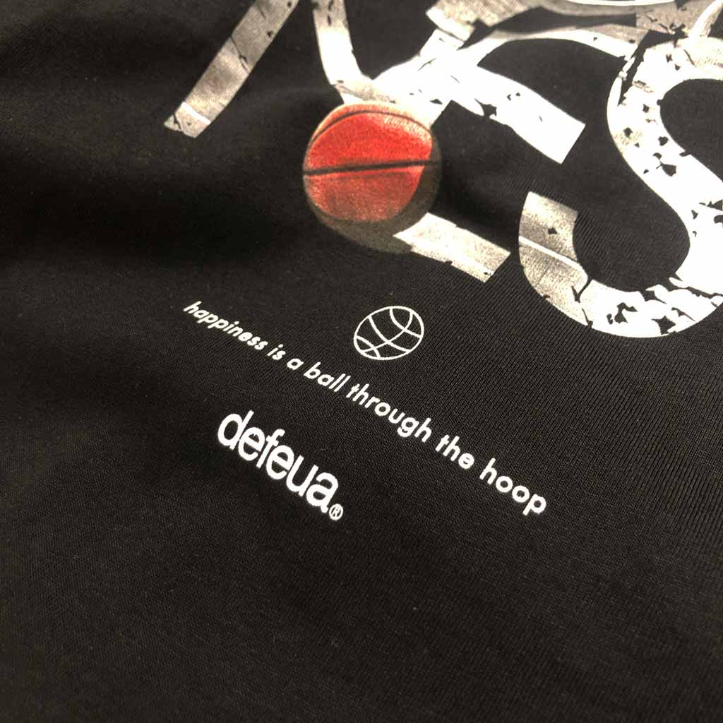 Defeua® "MWH Basketball", dettaglio scritta happiness su maglietta