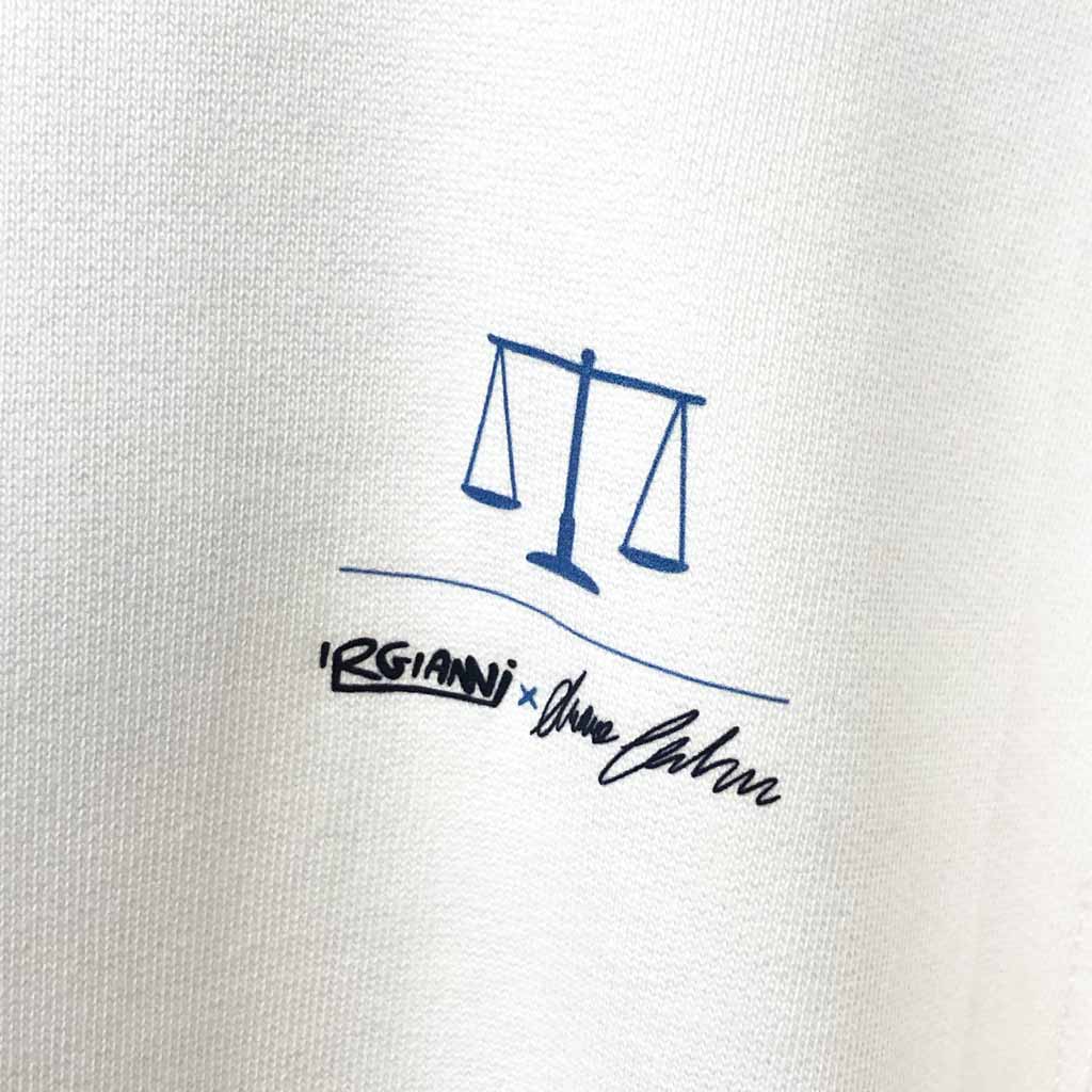 Defeua® POLITICALLY CORRECT Off White, dettaglio icona bilancia e firme designers