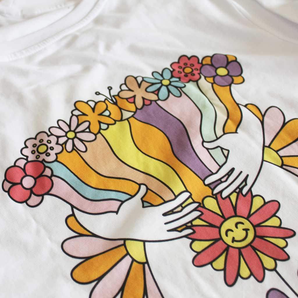 Defeua® RISE UP, la maglietta sull'endometriosi della generazione zeta: dettaglio grafica