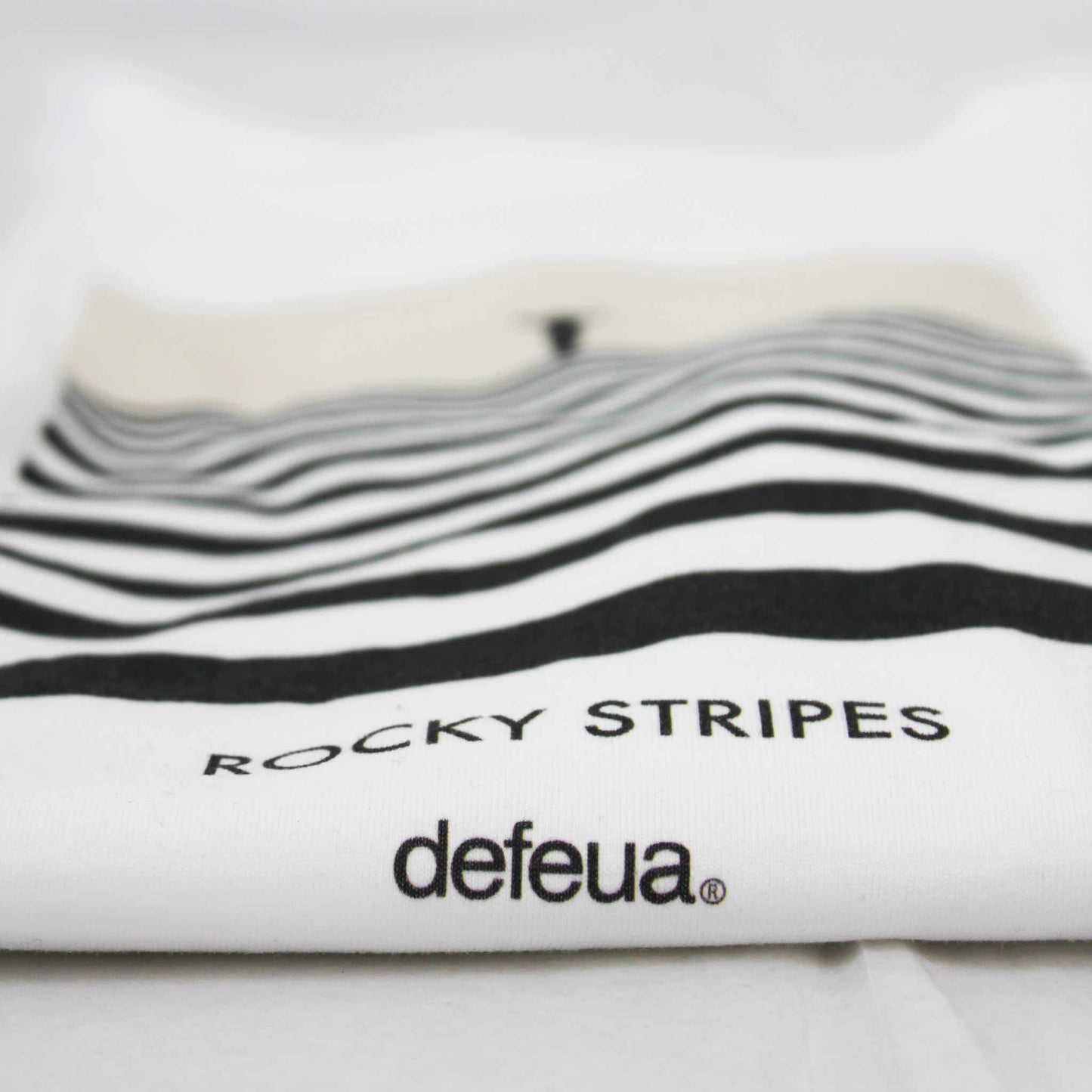 Defeua® ROCKY STRIPES dettaglio scritta maglietta