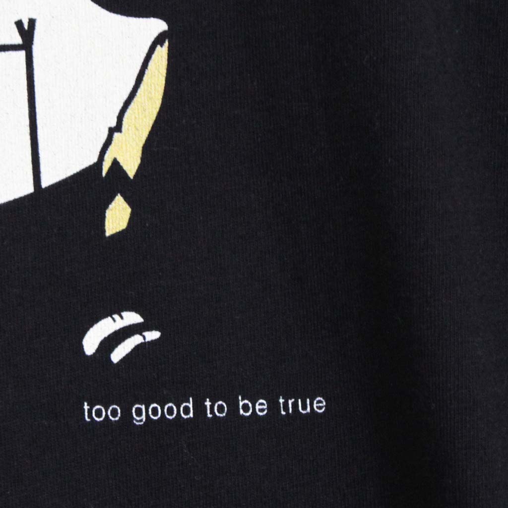 Dettaglio maglietta nera TOO GOOD con Peppa Pig e Charlie Brown