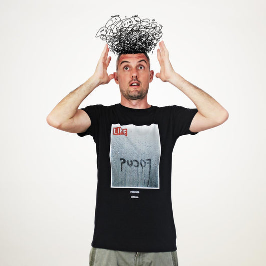 Defeua® UNFOCUSED t-shirt blu unisex in cotone biologico sul valore dell'attenzione