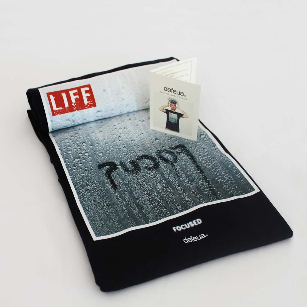 Defeua® UNFOCUSED t-shirt blu unisex in cotone biologico sul valore dell'attenzione