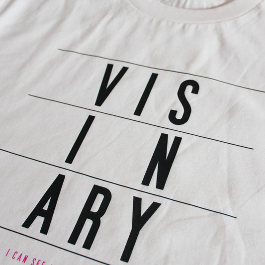 VISIONARY la t-shirt dei visionari in cotone organico, colore bianco vintage - dettaglio scritta Visionary