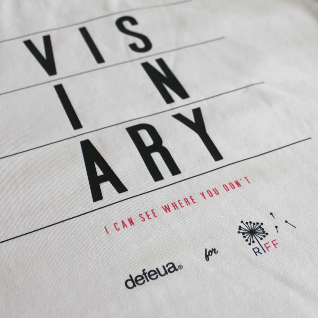 VISIONARY la t-shirt dei visionari in cotone organico, colore bianco vintage - dettaglio scritta grafica