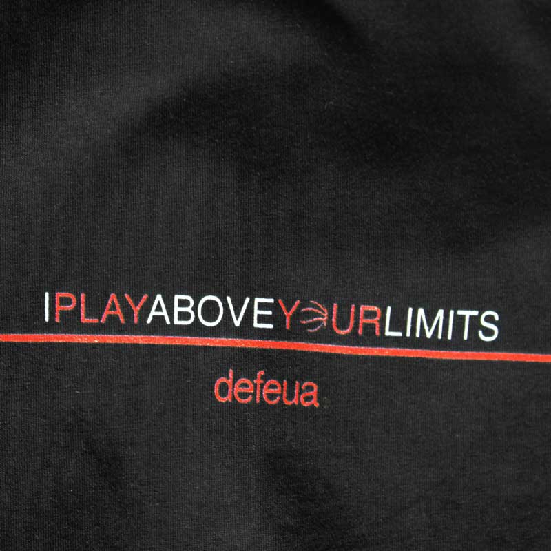 Dettaglio felpa Defeua® ABOVE su Jordan, scritta "I Play Above Your Limits"