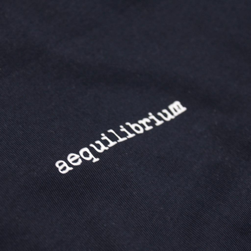 Defeua AEQUILIBRIUM. T-shirt GEN Z unisex serenità - french navy blu - 100% cotone biologico-dettaglio scritta
