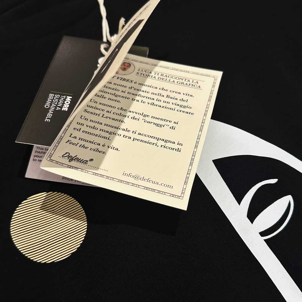 Defeua® BAY VIBES t-shirt sostenibile, dettaglio Carta di Identità e illustrazione della luna