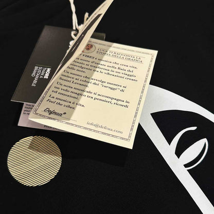 Defeua® BAY VIBES t-shirt sostenibile, dettaglio Carta di Identità e illustrazione della luna