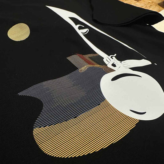 Defeua® BAY VIBES t-shirt, dettaglio della grafica, nota musicale e Baia del Silenzio