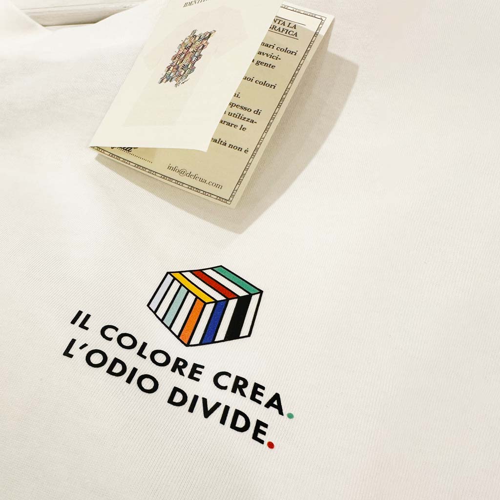 Defeua t-shirt COLOURS, dettaglio della grafica frontale con frase "Il colore crea. L'odio divide."