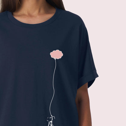 T-shirt donna sostenibile DREAM con manica dolman, taglio over, colore blu, in cotone biologico e grafica sul sogno con bambina che tiene nuvola