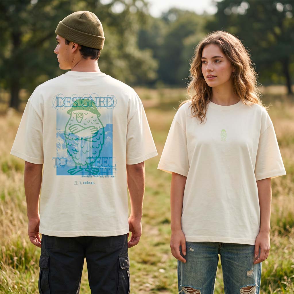 T-shirt unisex FEEL LIGHT unisex relaxed fit con grafica sulla Leggerezza vista della Gen Z e illustrazione Kakapo, indossata da modelli