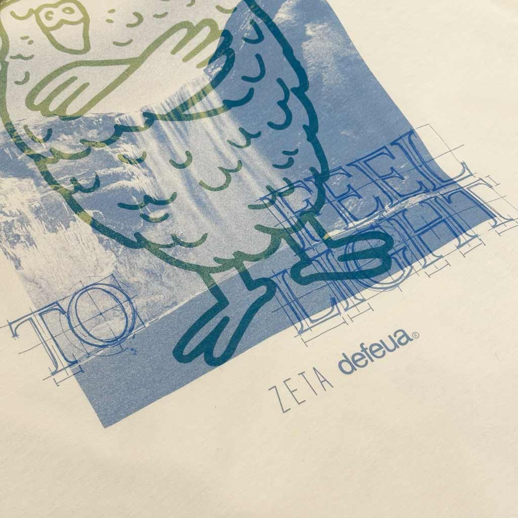 Dettaglio retro T-shirt streetwear sostenibile FEEL LIGHT, scritta "Designed to feel light" e logo Defeua Progetto Generazione Zeta