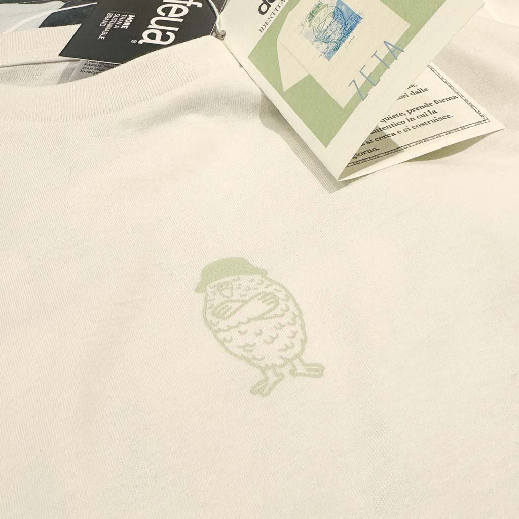 Fronte della T-shirt streetwear sostenibile FEEL LIGHT, dettaglio illustrazione pappagallo kakapo stampato al centro
