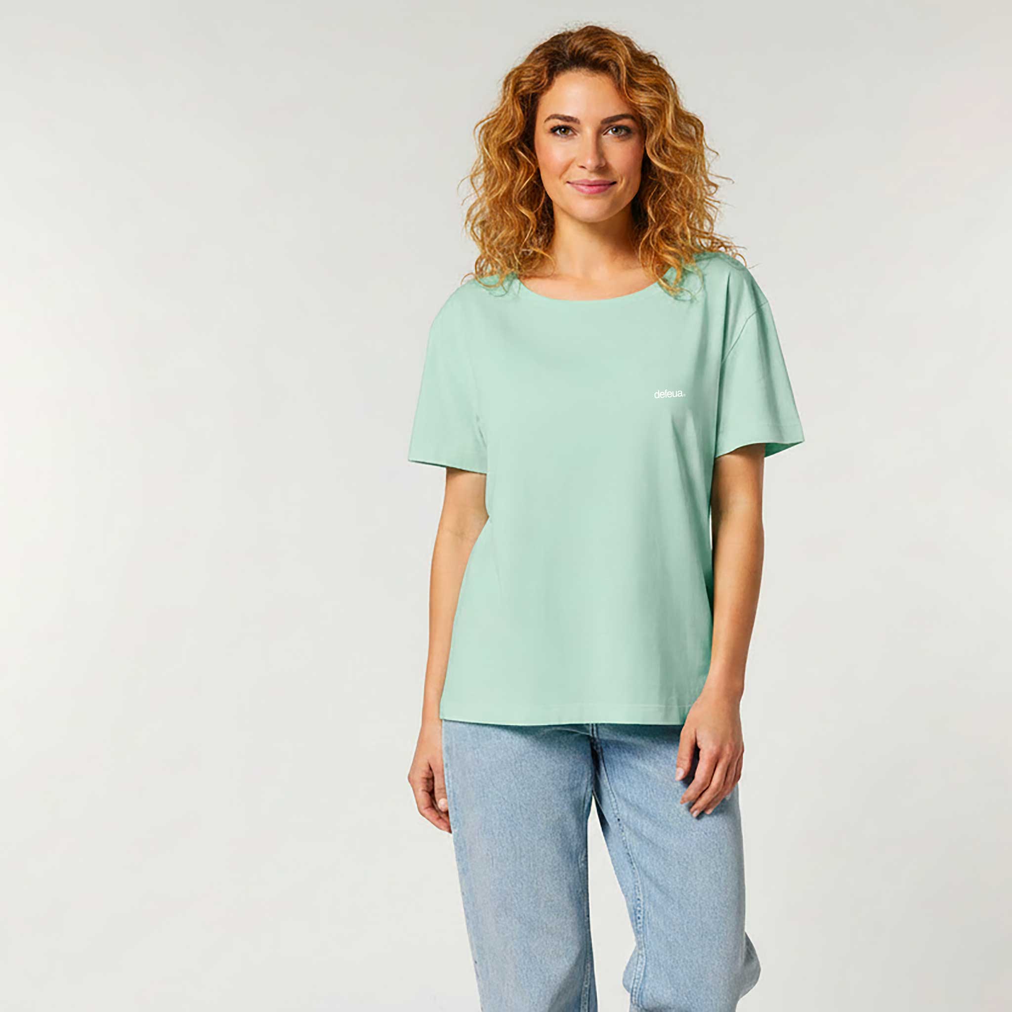 T-shirt donna "FUORI", collo ampio e taglio dritto, indossata da modella - 100% cotone biologico colore mare di sardegna
