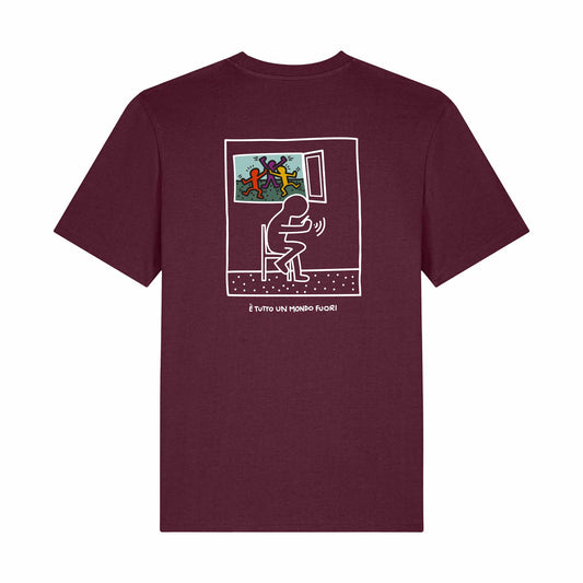 FUORI è la t-shirt sostenibile ispirata a Keith Haring, con la grafica che prla di un mondo impazzito. Tessuto 100% cotone biologico GOTS - colore prugna
