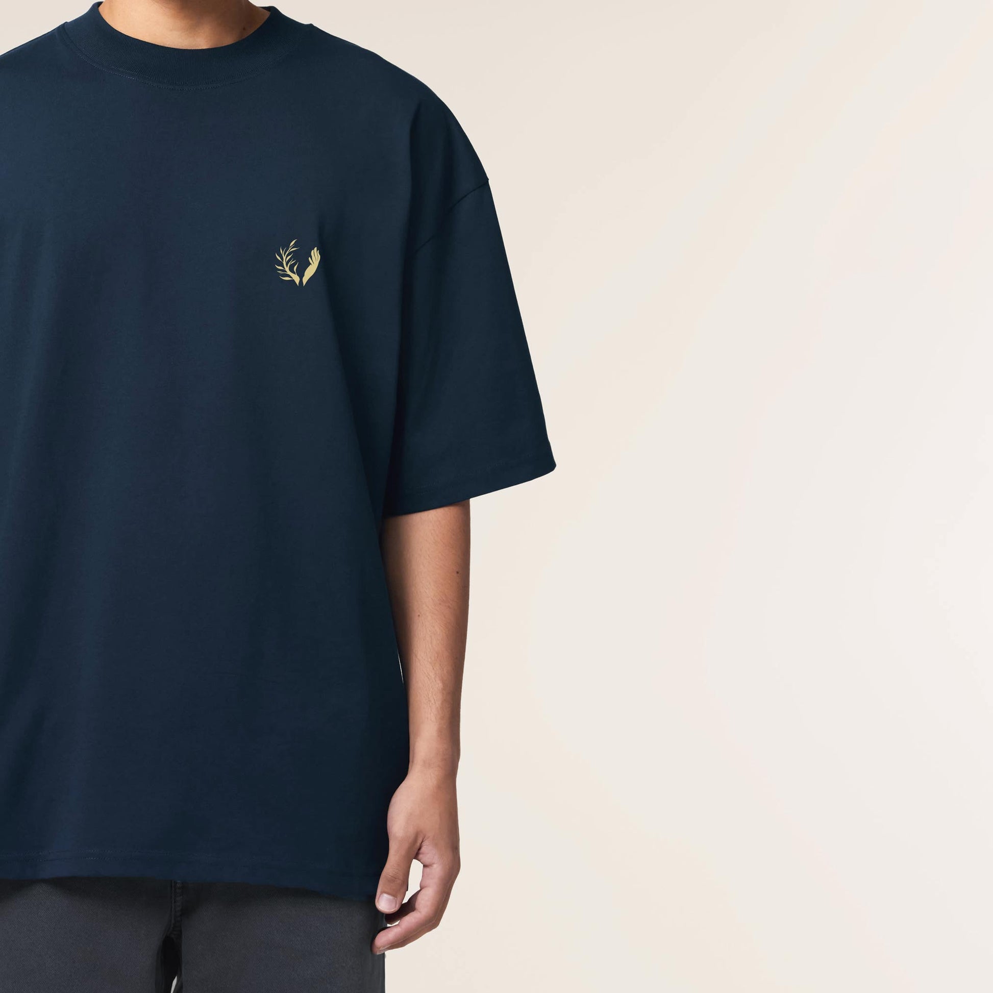 Grafica frontale indossata t-shirt sostenibile GLORIA oversize in cotone biologico con icona mano e ramo di alloro