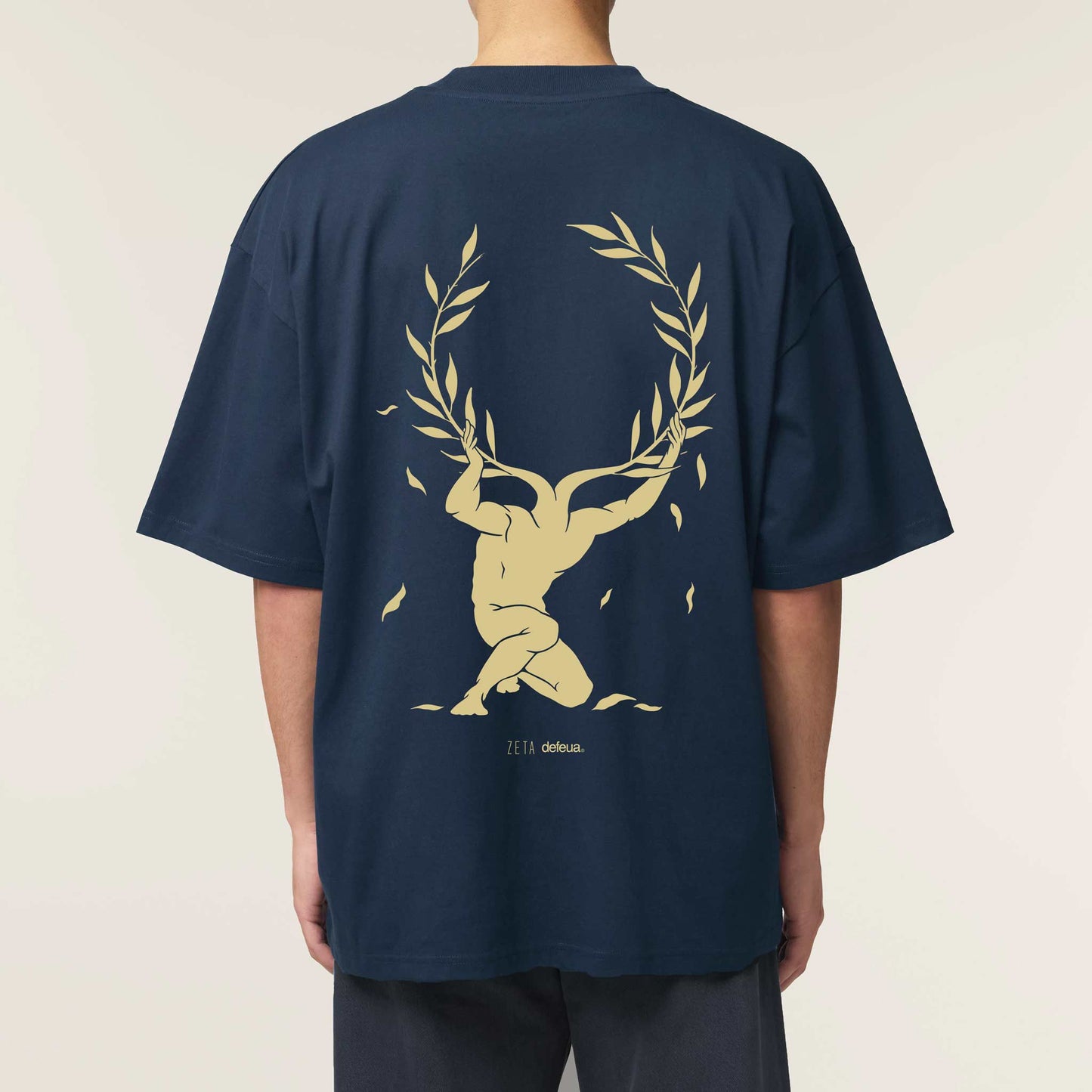 T-shirt sostenibile GLORIA oversize Gen Z  in cotone biologico con grafica su Atlante e la ricerca della fama.