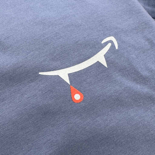 IT SUCKS tshirt sostenibile che sensibilizza a supportare il commercio locale. Dettaglio grafica frontale