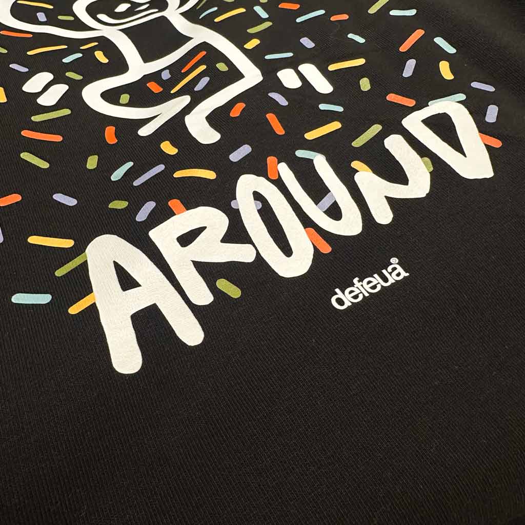 Hoodie streetwear sostenibile con cappuccio Defeua® JUMP AROUND, dettaglio grafica retro