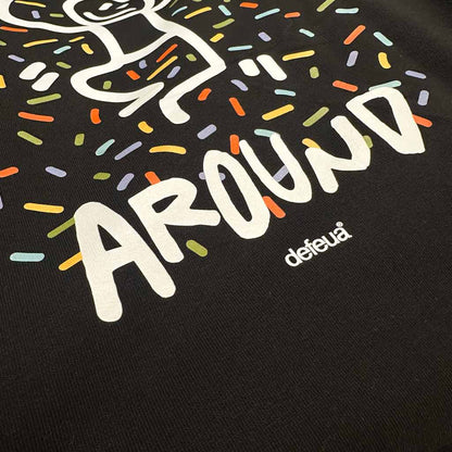 Hoodie streetwear sostenibile con cappuccio Defeua® JUMP AROUND, dettaglio grafica retro