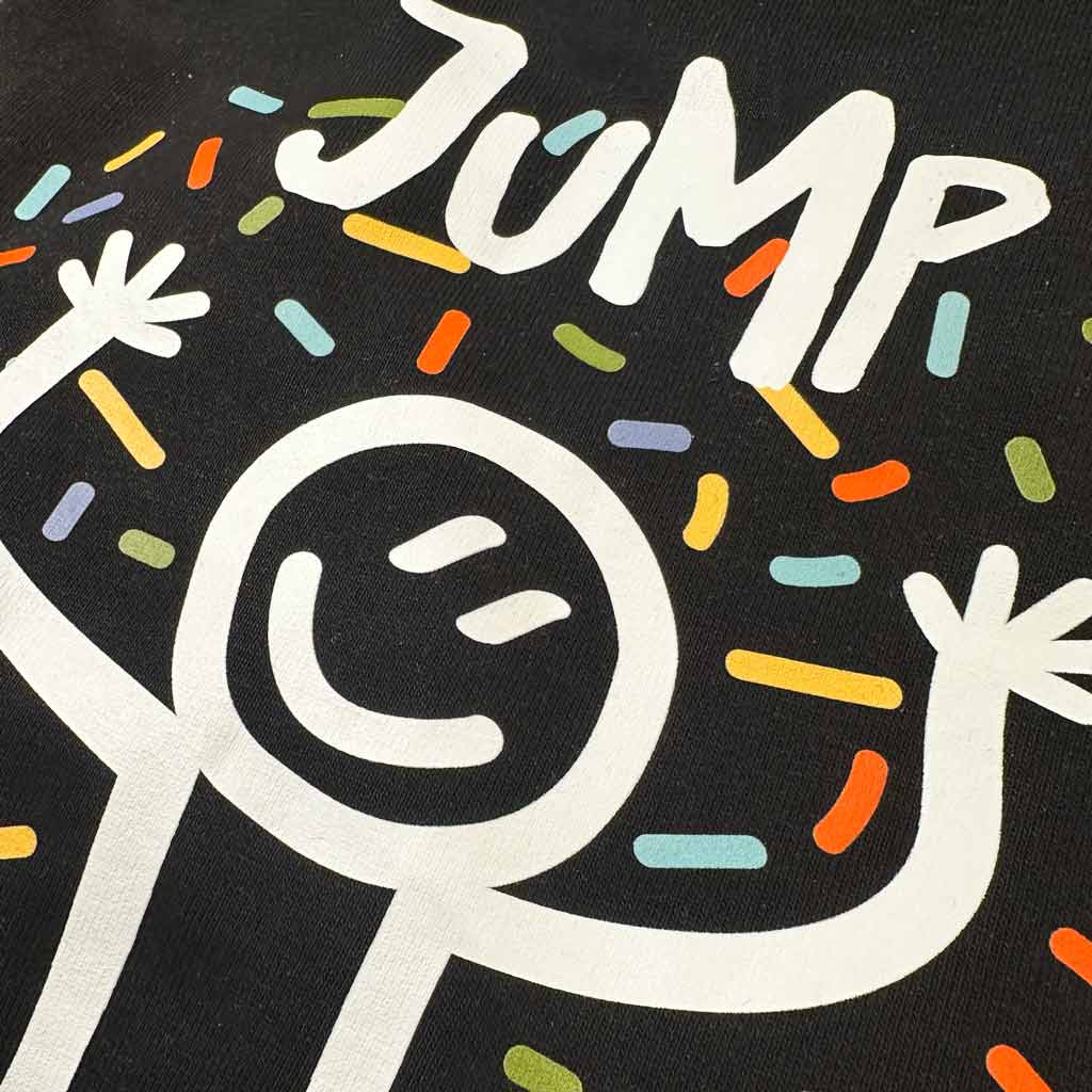 Felpa con cappuccio streetwear sostenibile con cappuccio Defeua® JUMP AROUND, dettaglio grafica