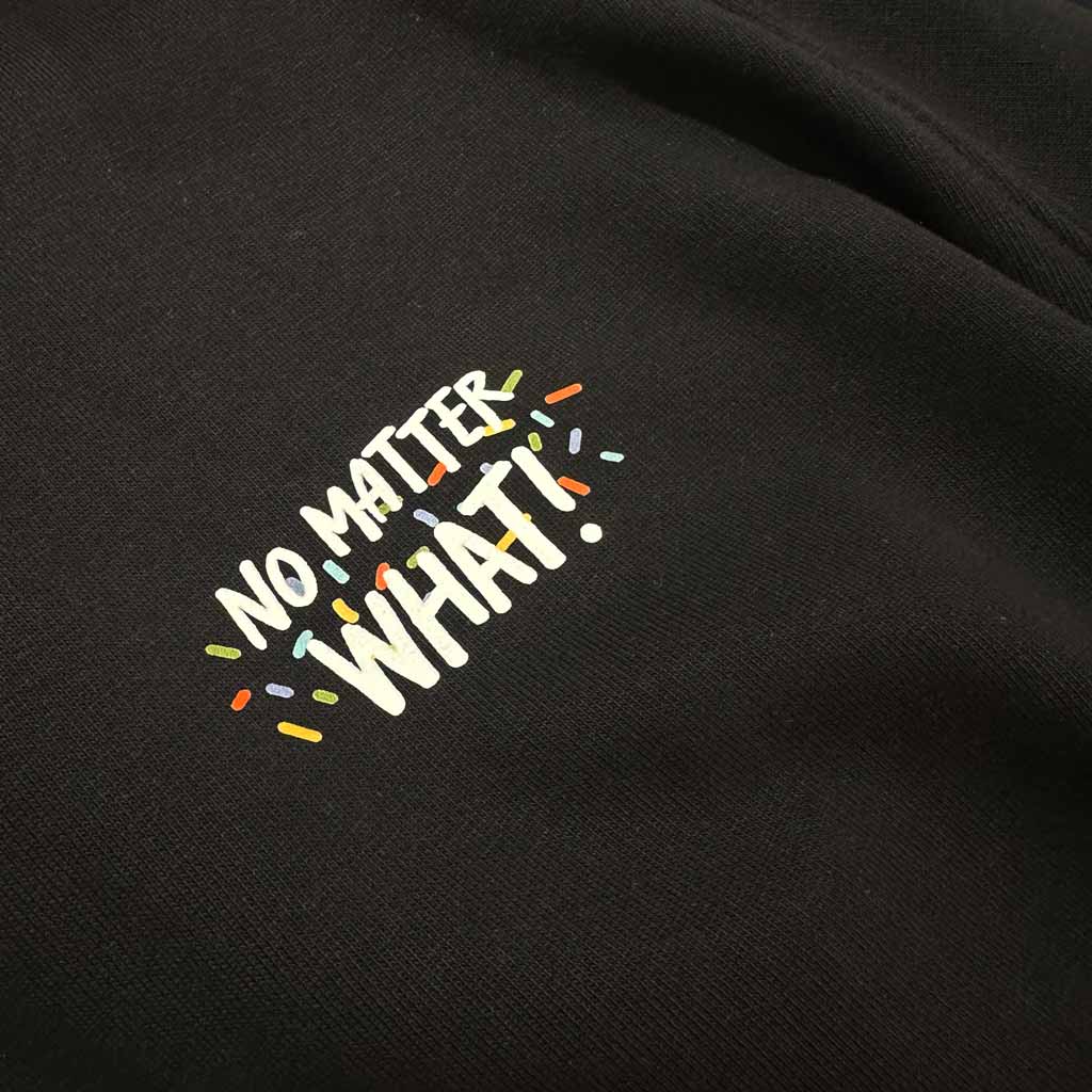 Hoodie streetwear sostenibile con cappuccio Defeua® JUMP AROUND, dettaglio grafica frontale No Matter What!