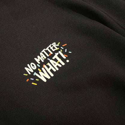 Hoodie streetwear sostenibile con cappuccio Defeua® JUMP AROUND, dettaglio grafica frontale No Matter What!