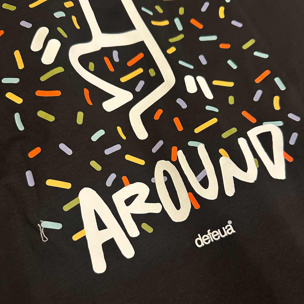 T-shirt sostenibile Defeua JUMP AROUND nera dettaglio retro 