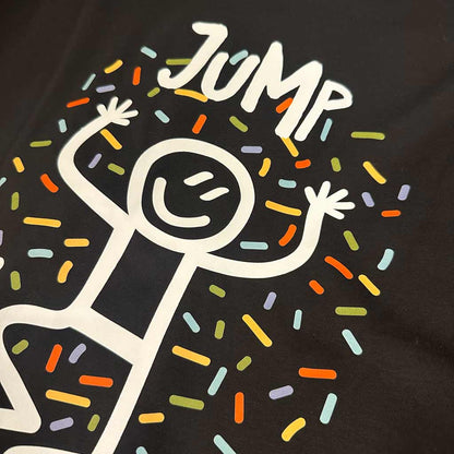 T-shirt cotone biologico Defeua® JUMP AROUND dettaglio grafica retro 