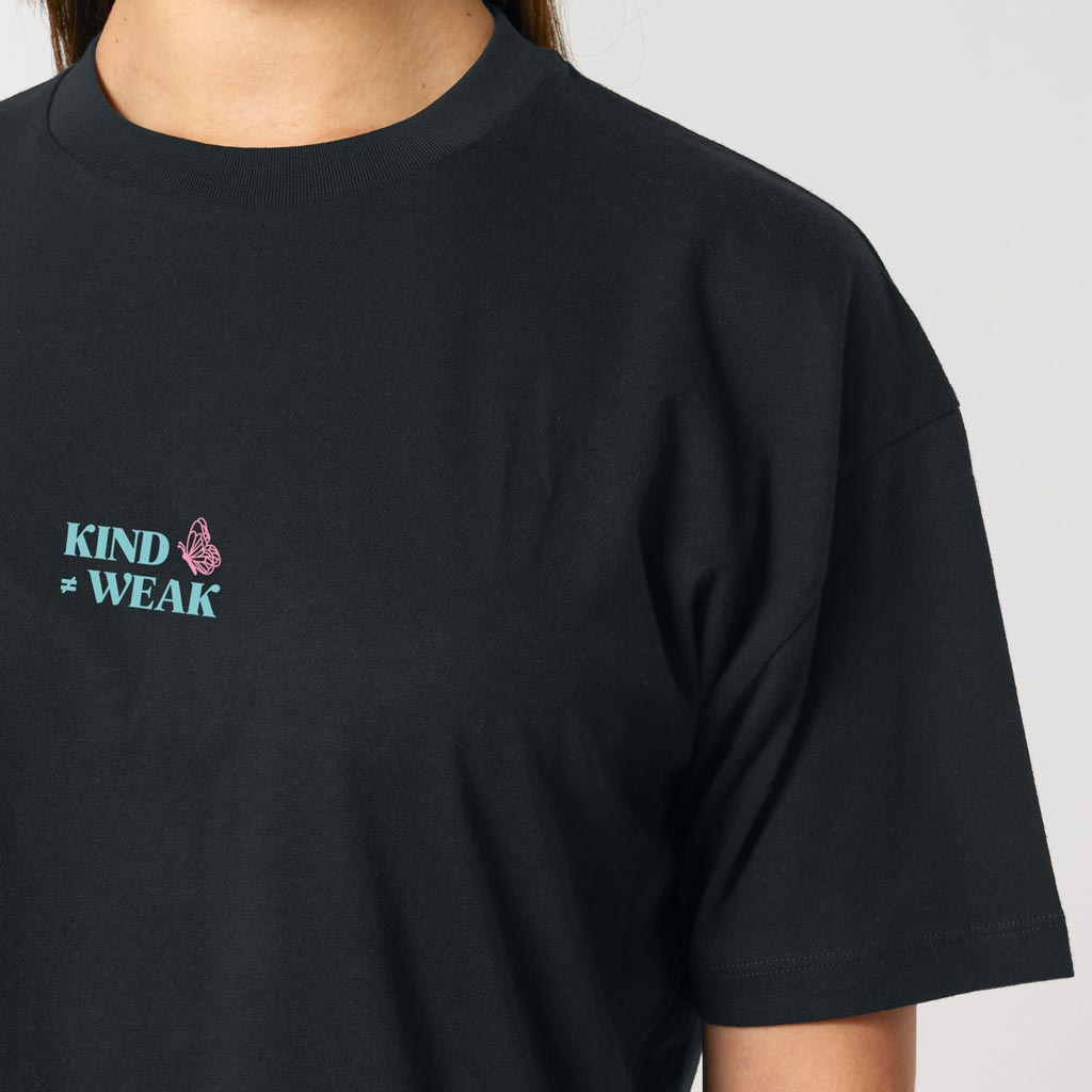 Defeua KINDNESS T-shirt donna nera, dettaglio scritta frontale "KIND different from WEAK"