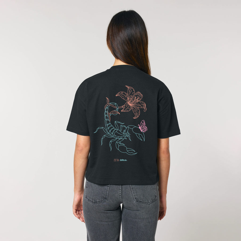 Defeua KINDNESS t-shirt donna nera in cotone biologico con grafica sulla gentilezza, taglio crop con spalle ribassate-foto modella