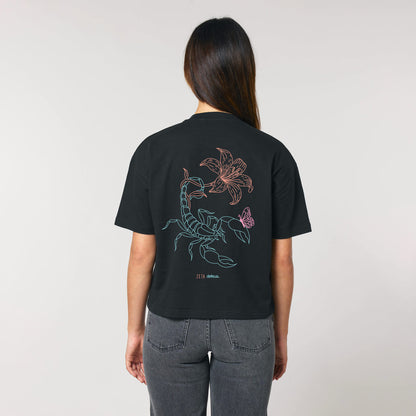 Defeua KINDNESS t-shirt donna nera in cotone biologico con grafica sulla gentilezza, taglio crop con spalle ribassate-foto modella