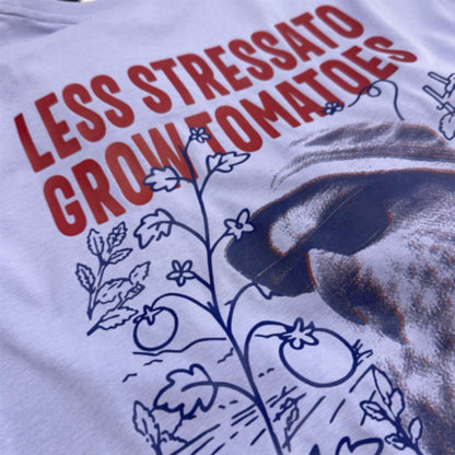 Dettaglio grafica t-shirt Defeua® LESS STRESS con illustrazione pomodori e kakapo e scritta "Less Stressato Grow Tomatoes"