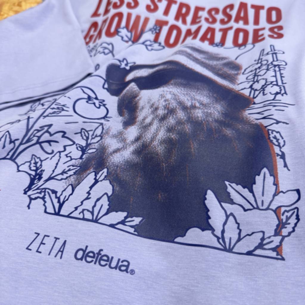 Dettaglio retro grafica t-shirt Defeua® LESS STRESS con kakapo e logo del progetto ZETA DEFEUA