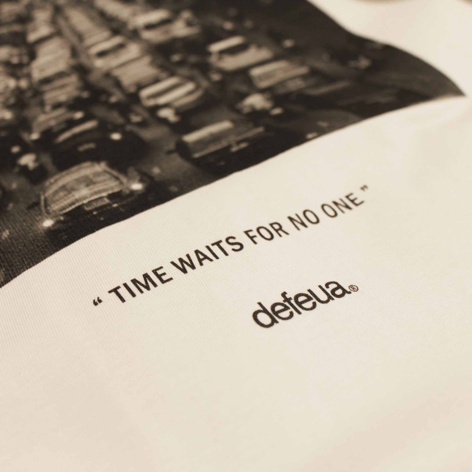 Defeua® STUCK t-shirt in cotone organico sul valore del tempo - dettaglio scritta "Time waits for no one"