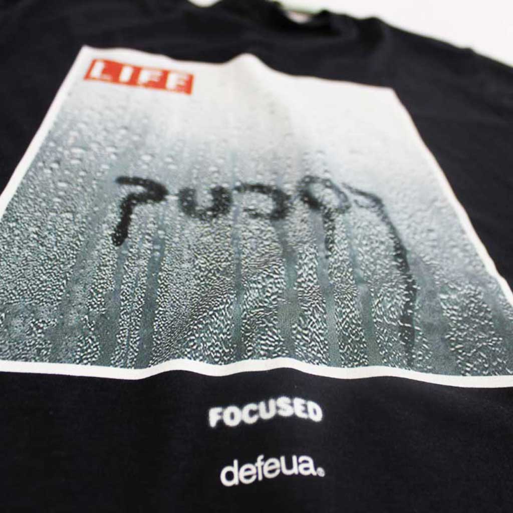 Defeua® UNFOCUSED t-shirt blu unisex in ecovero e cotone biologico sul valore dell'attenzione