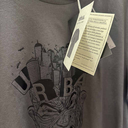 Defeua URBAN JUNGLE T-shirt sostenibile in cotone biologico, dettaglio grafica e carta di identità