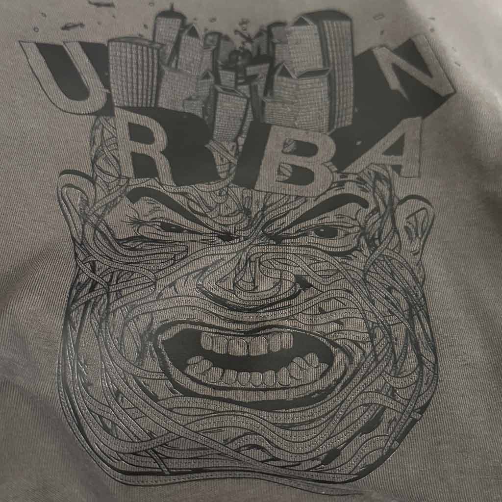 Defeua URBAN JUNGLE T-shirt antracite unisex dettaglio grafica illustrazione volto che rappresenta lo stress della giungla urbana